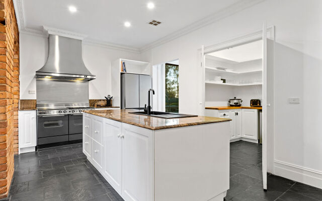 Tranquil Estate With Pool Heated Spa Gardens