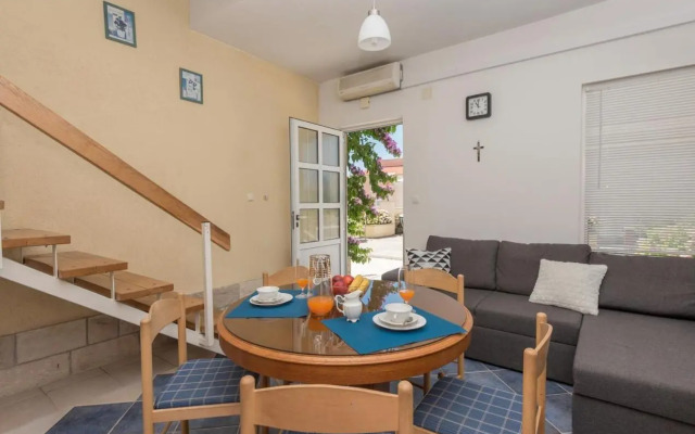 Apartments with a parking space Tucepi, Makarska - 6856