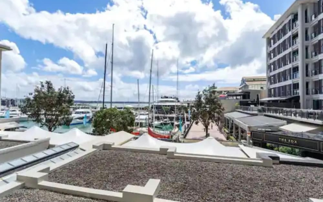 Stunning Central Viaduct Apartment With Balcony!