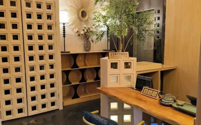 Shanghai Puyi Hotel (Yuyuan Laoximen Subway Station Branch)