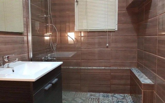 Menta errathens Apartment - Athens Center, 5 BD, 2 BATH