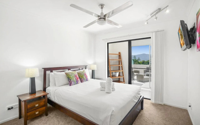 Belle Escapes - 404 The Edge Penthouse with Water Views