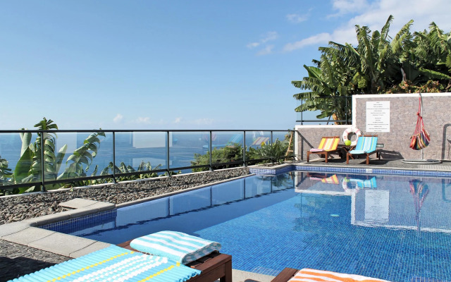 Modern, tranquil, A/C, heated pool. A balcony over the ocean! | Grayci’s House