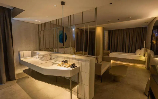 Four Hills Hotel
