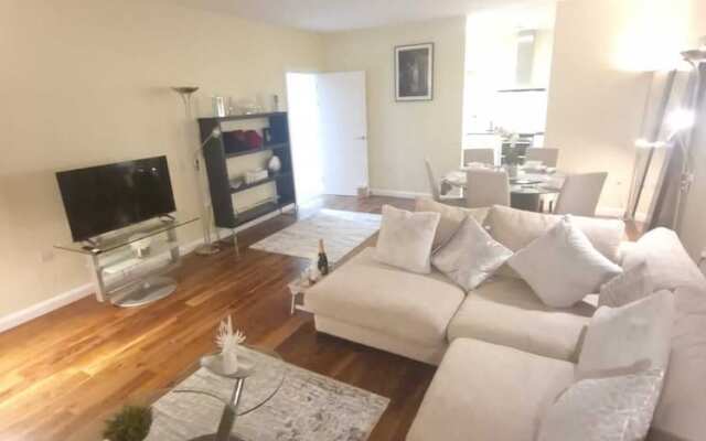 Ravishing Riverside 2-bed Rental in Canary Wharf