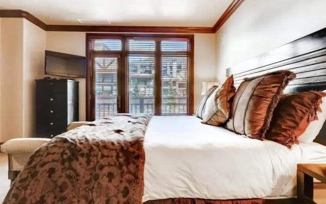 Luxury Ski in, Ski out 3 Bedroom Mountain Residence in the Heart of Lionshead Village with Heated Pool and Slopeside Hot Tub