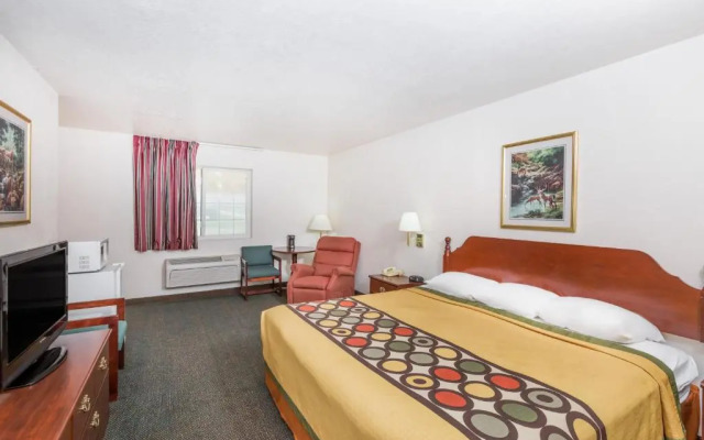 Super 8 Holton