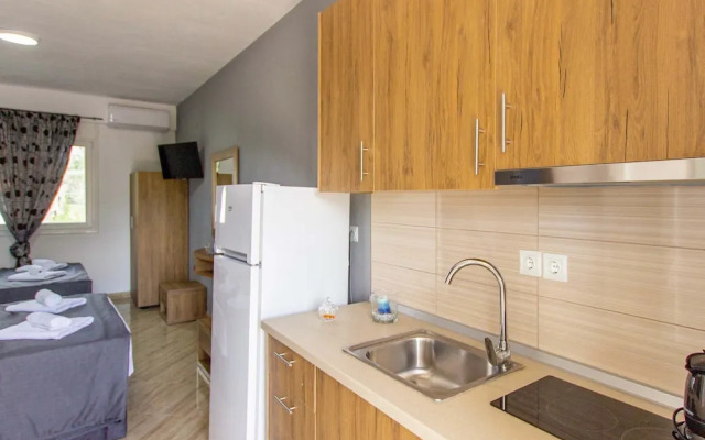 Aigli Garden Getaway, Steps From Vrasna Beach