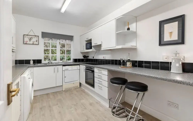 5 Sunny Cove - Direct Beach Access Sea Views