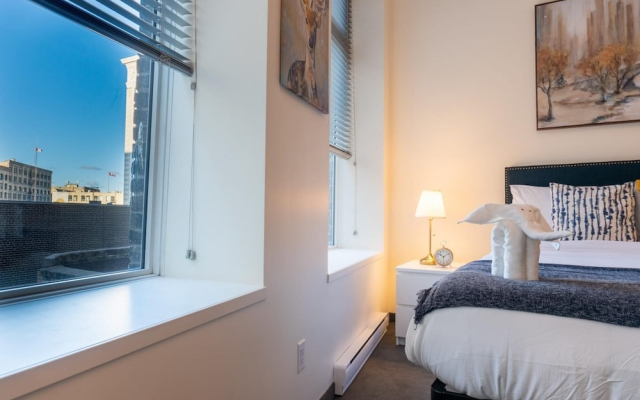 Comfy DT Loft w Parking Rooftop Patio BBQ Gym