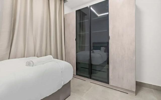 Silkhaus Rose Residency 36