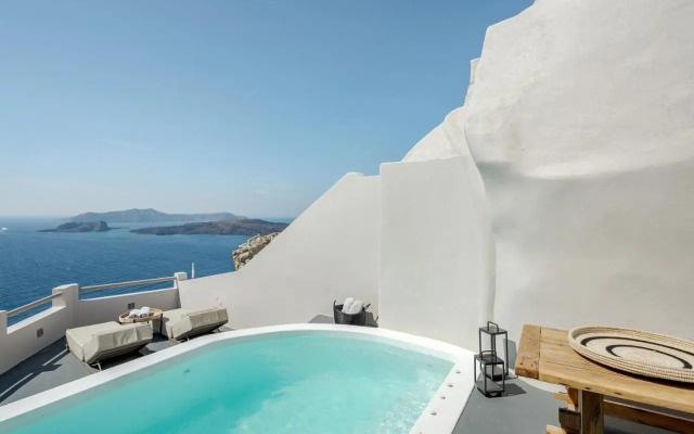 Luxury villa in Megalochori Santorini with Jacuzzi