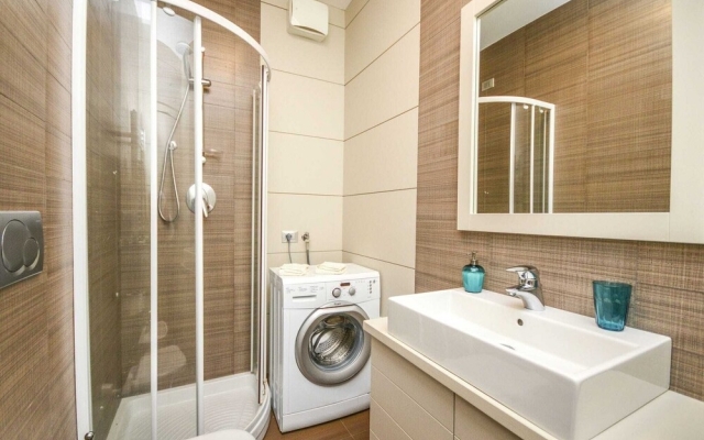 Lakeside Flat With Swimming Pool and air Conditioning