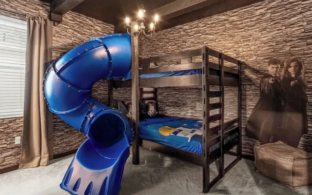 Upstay - Guest Home w Cinema Theme Rooms