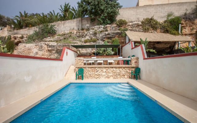 Pool and Sea, charming Merill Apart 5