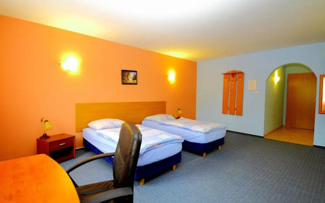 Restaurant & Hostel "Broadway"