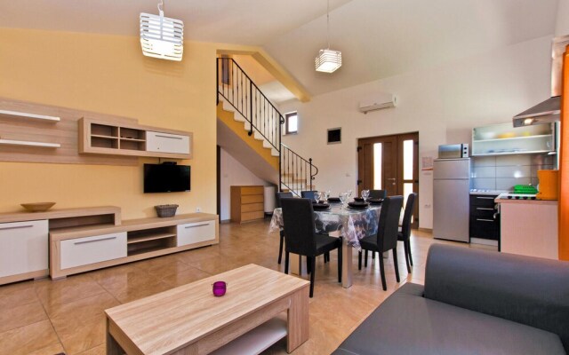 Amazing Home in Liznjan With Wifi and 2 Bedrooms