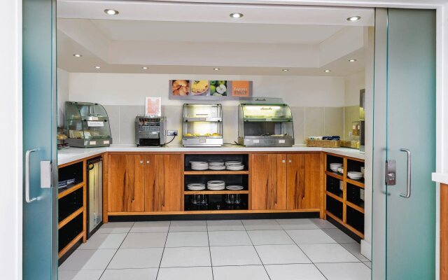 Holiday Inn Express London Gatwick - Crawley by IHG