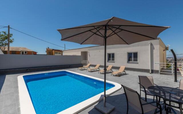 House With Private Pool M&M