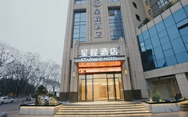 Starway Hotel (Xinyang Nanwan Lake Normal University Branch)