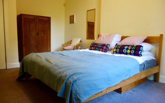 Spacious 2 Bedroom Home In Leith