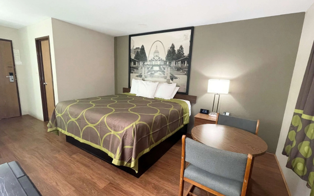 Super 8 by Wyndham Eureka/Six Flags Nearby