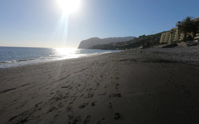 By the Beach & Pool Apartment