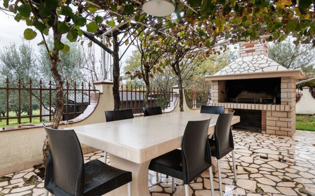 Peaceful Apartment in Poreč with Garden