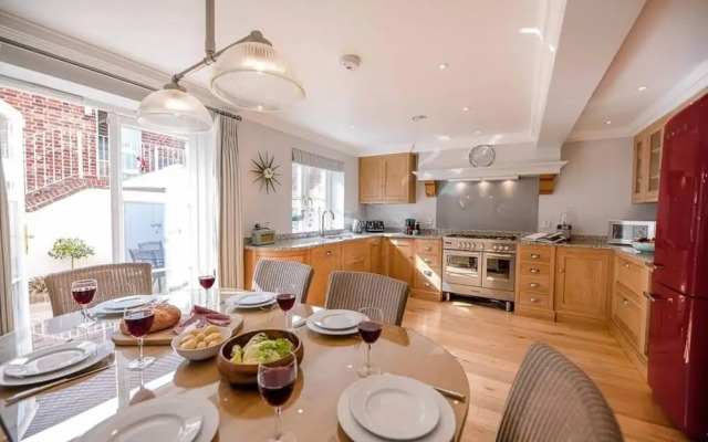 Sea Crest With 4 Bedrooms and 2 Bathrooms