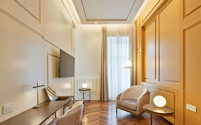De Bonart Naples, Curio Collection by Hilton