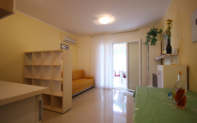 Apartment Dino - apartments with hot tub: A3 Novalja, Island Pag