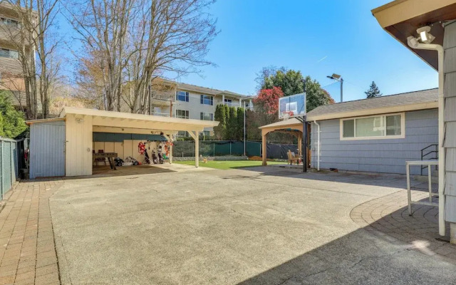 Renton Home: Gazebo w/ TV & Bbq, 15 Mi to Seattle