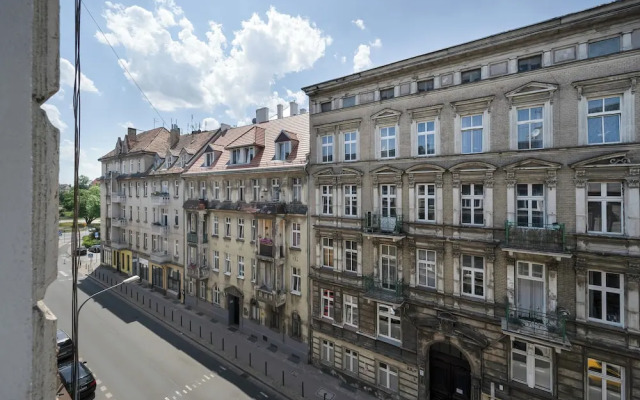 Wroclaw Apartment With Desk by Renters