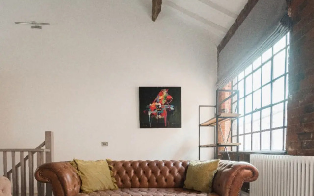 The Warehouse Loft - Trendy Converted Warehouse 3bdr