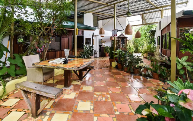 Jacaranda Hotel & Jungle Garden