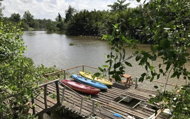Floating Island Seafood & Resort