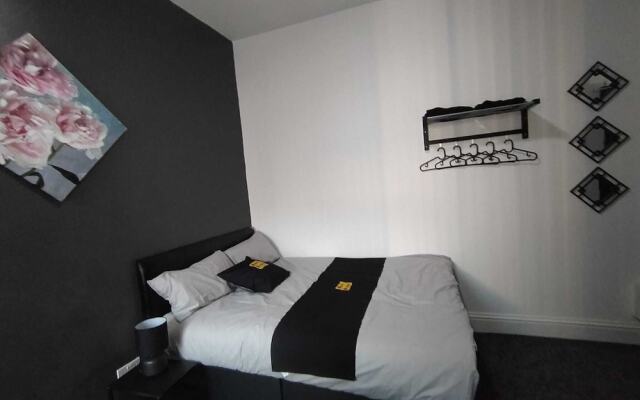 Black Ocean Holiday Apartments