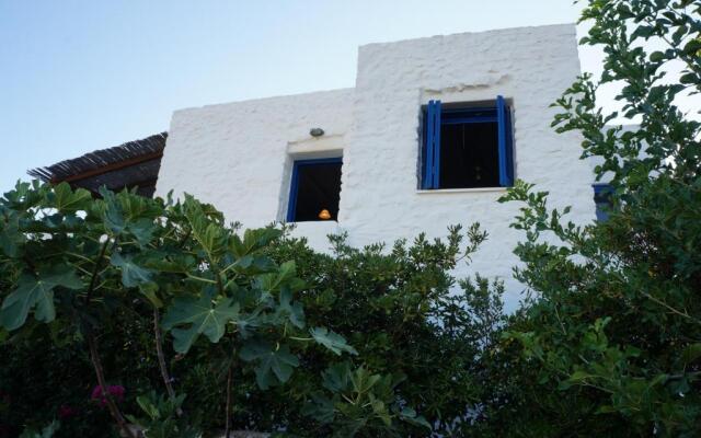 2-bedroom stone house, pool, 10min walk to beach