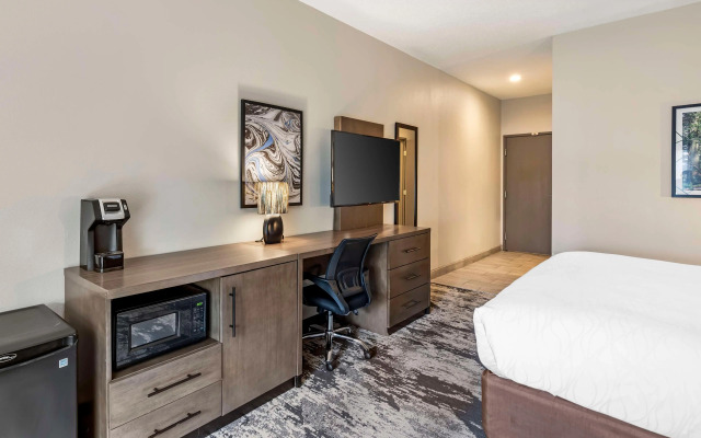 Best Western Plus Bourbonnais Hotel & Suites