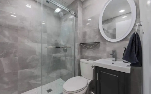 Casa Queen East - Modern 2BR Suite