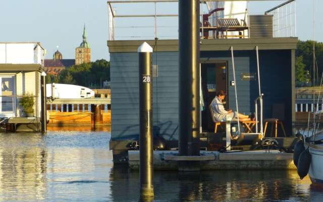 Houseboat Harmony
