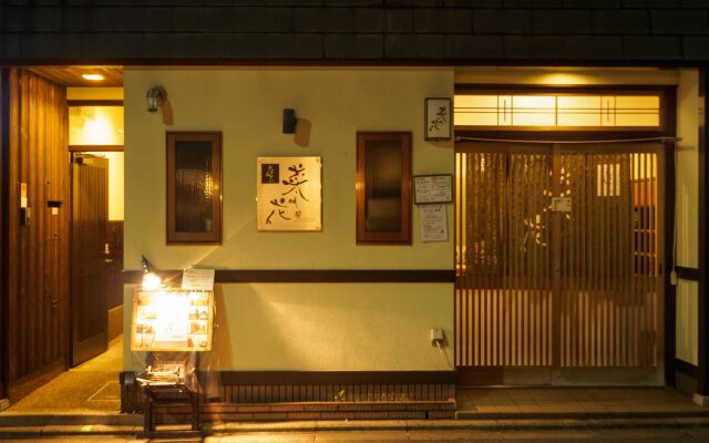 Guesthouse Na-No-Hana - Caters to Women - Hostel