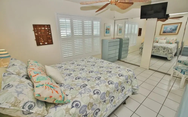 Colony Beach Club 132