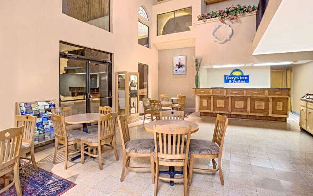 Days Inn & Suites by Wyndham Red Rock-Gallup