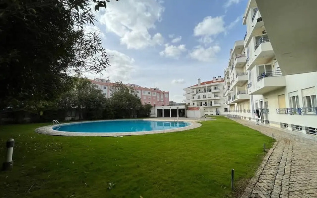 Bright Flat by Carcavelos Beach With Fast Wi-fi