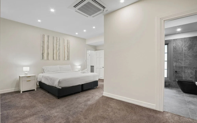 Spacious 7-bed Family Home in Chapel Hill – Guest Rooms – Brisbane