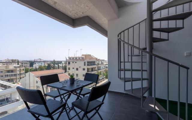 Jay's Penthouse 2-BR Apt W/ Terrace in Larnaca