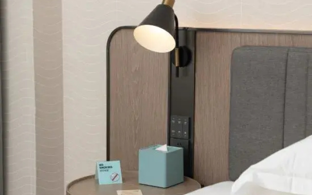 Echarm Hotel (Zhanjiang Haibin Avenue Zhong Jiangnan Shijia)