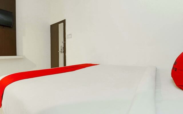 RedDoorz Plus near Fort Rotterdam