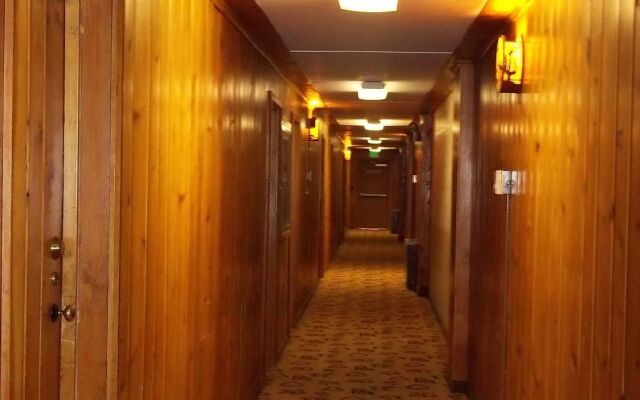 Dude Rancher Lodge